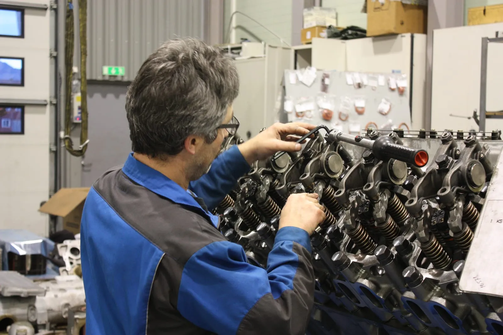 Mekaniker som inspiserer en marin motor