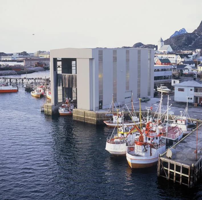 Marhaugs slipphall og fiskebåter i Svolvær havn